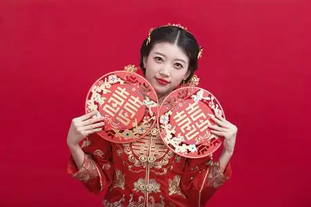结婚秀禾新人红底拿喜摄影图配图结婚女生新人红底抛捧花摄影图配图