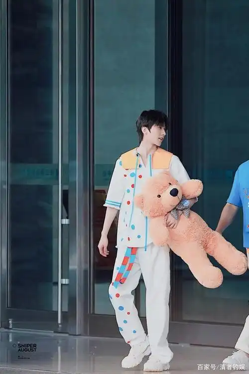 蔡徐坤小丑造型,娃娃领搭配中分卷发,怀抱小熊的他自带甜美帅气