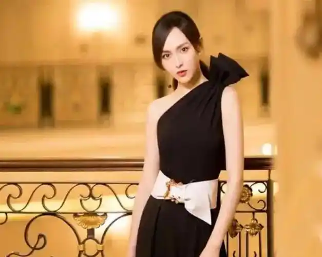 40岁唐嫣亮相东京一身高定气场十足生图皮肤状态却引发热议