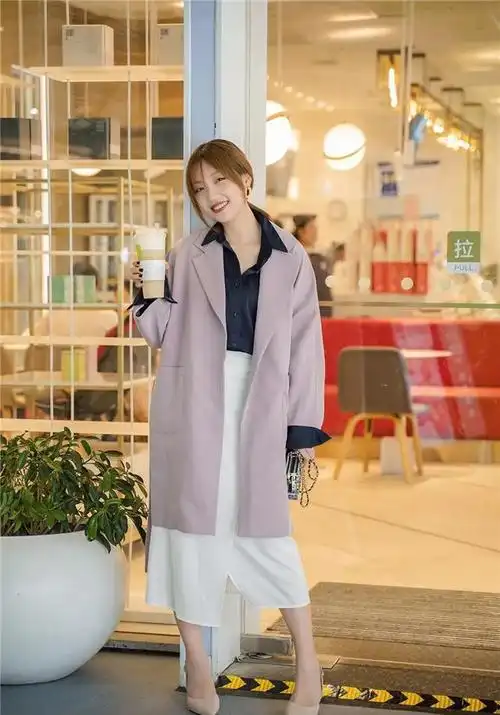 女生不管高矮秋天穿长款风衣时搭配这3种鞋子显高又很时髦