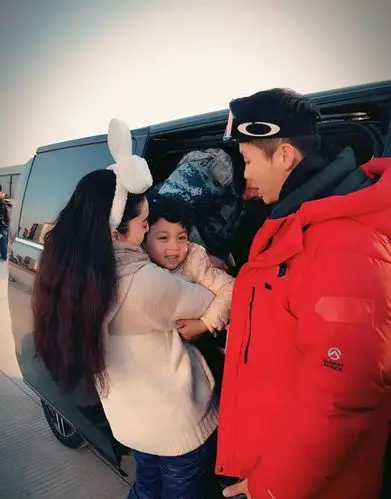 1/4 范冰冰李晨搂童星合照 一家三口的即视感