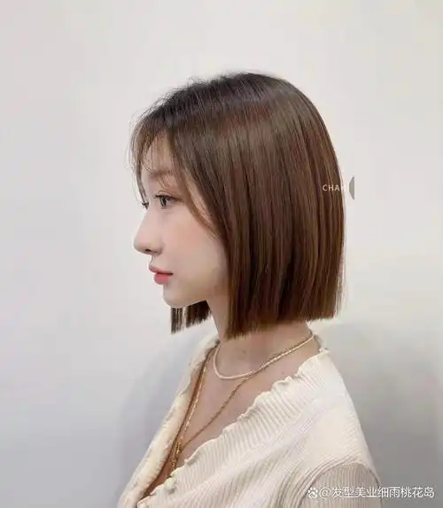 短发给人一种可爱减龄的气质,是一款不烫不染也能剪的好看的短发发型