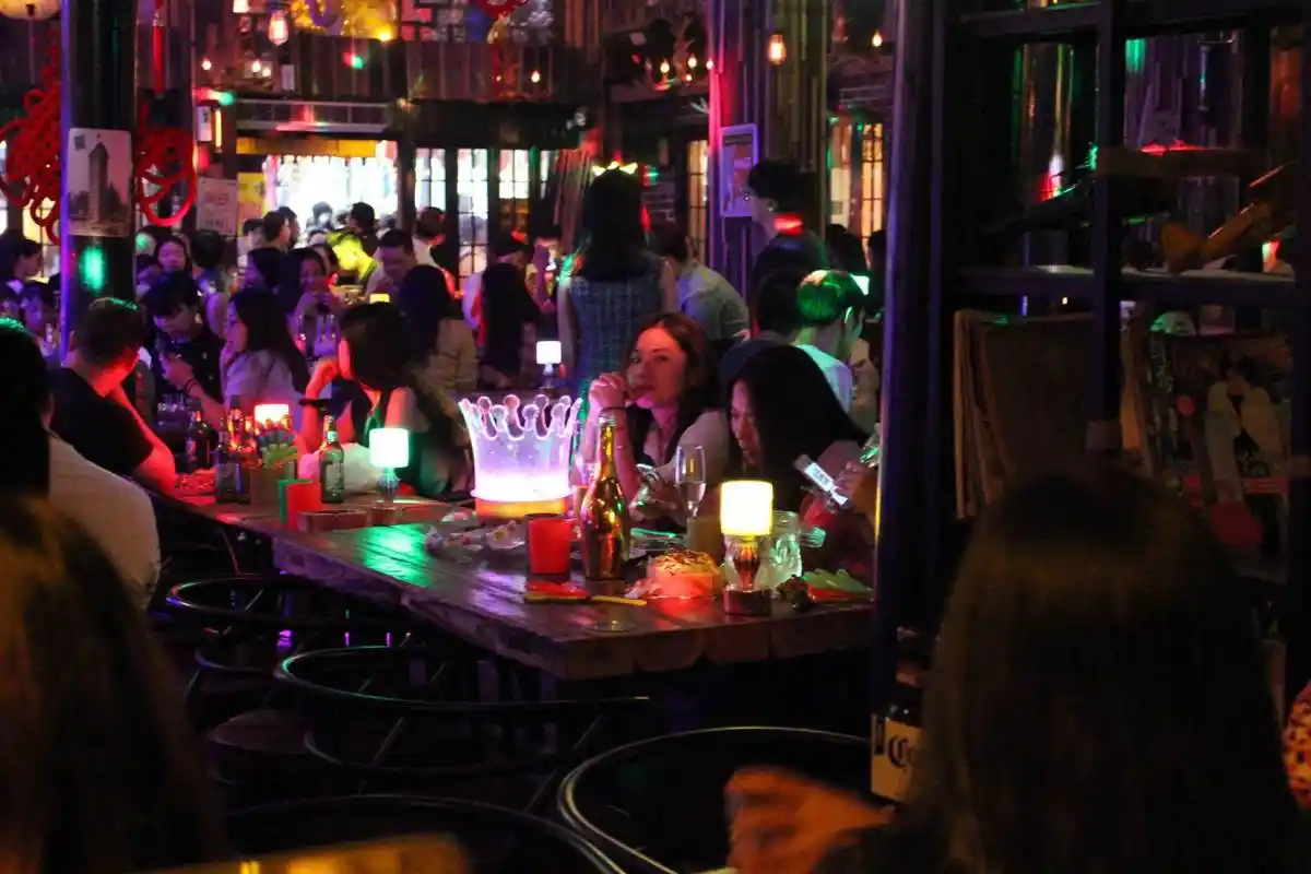 在酒吧大喊这轮酒我买单得要掏多少钱一般人装不起