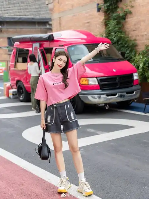 粉色印花t穿上身特别俏皮,让人不自觉地开心起来搭配短裤轻松出街!
