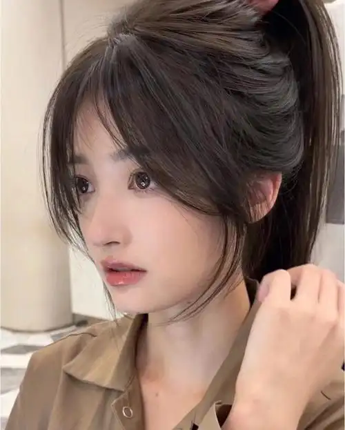 八字空气刘海长微卷发,它给人的观感十分时尚,还很清纯大方,修脸效果