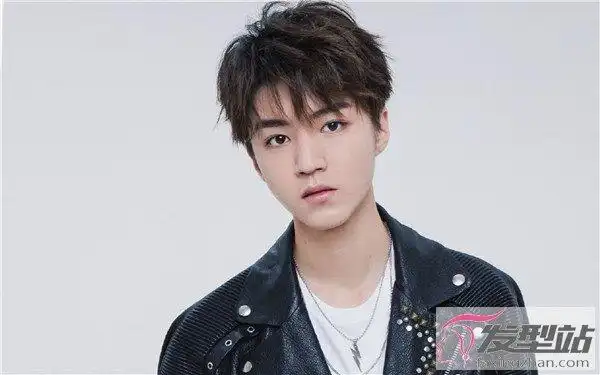 男生好看的发型微烫发型尽显潮男气质