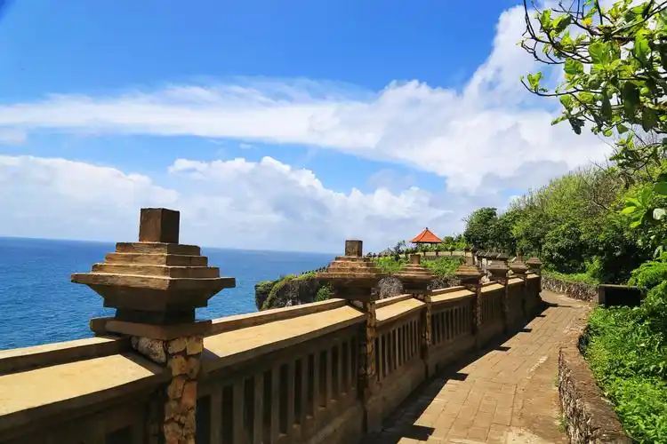 印度尼西亚巴厘岛乌鲁瓦图情人崖绝美风光吸引世界各地游客