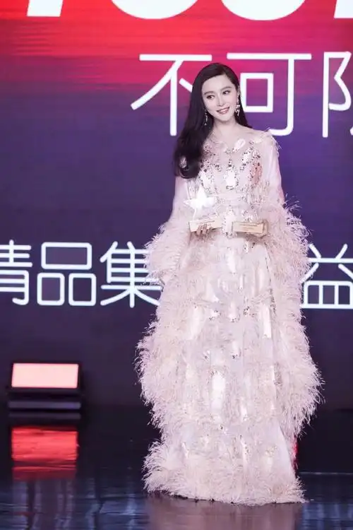 范冰冰终于成功复出一袭粉裙美如白月光38岁依旧惊艳