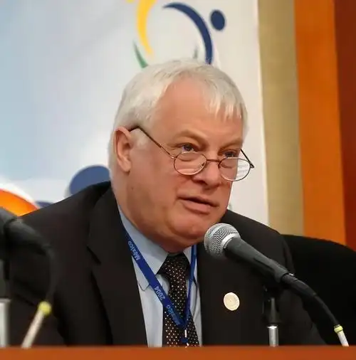 1997年香港回归场景:彭定康仰天含泪,"港督"女儿哭得难以自拔