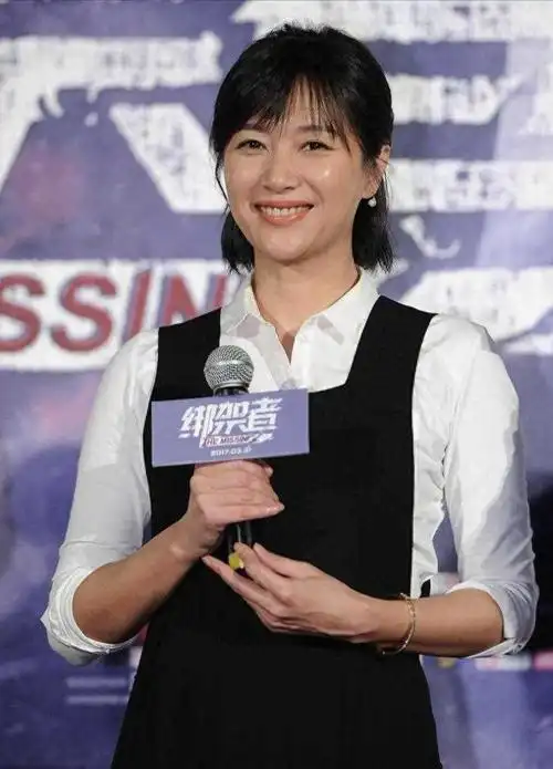 成熟女性想要减龄的话应该多尝试短发的造型,徐静蕾就是为自己选择这