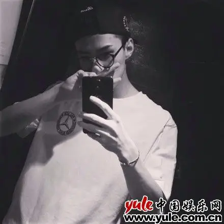 exo吴世勋更新ins 上传帅气自拍照