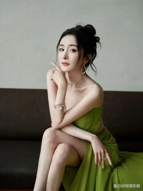 杨幂近照美出新高度,穿吊带深v裙身材火辣,盘发造型梦回晴川