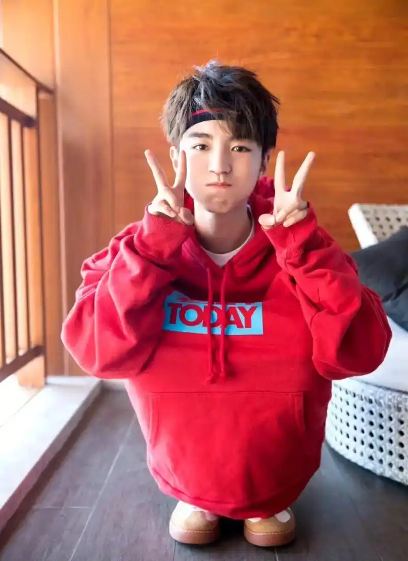 喜欢就拿去当背景图吧 #王俊凯 - 抖音