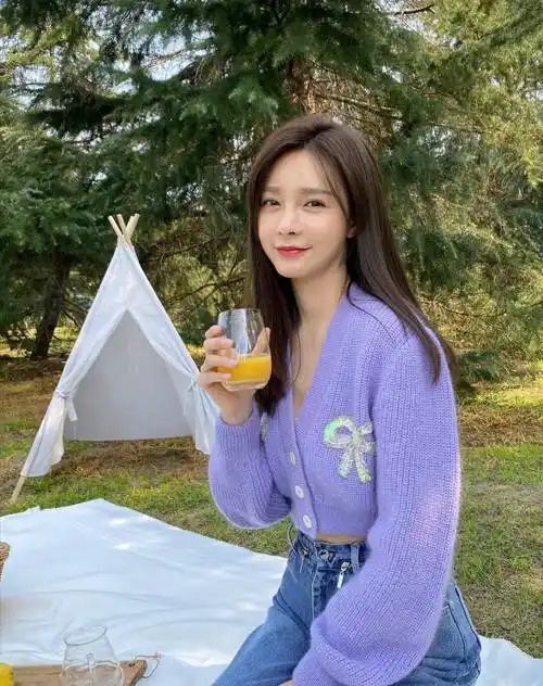 沈梦辰晒春游照,薰衣草紫针织衫搭牛仔裤清新甜美,30岁像18岁!