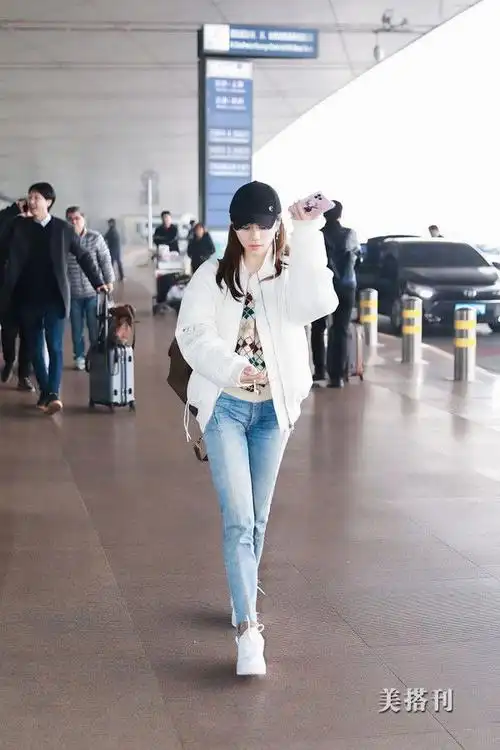 时尚辣妈36岁刘芸穿棒球服搭牛仔裤清新自然化淡妆甜美似少女