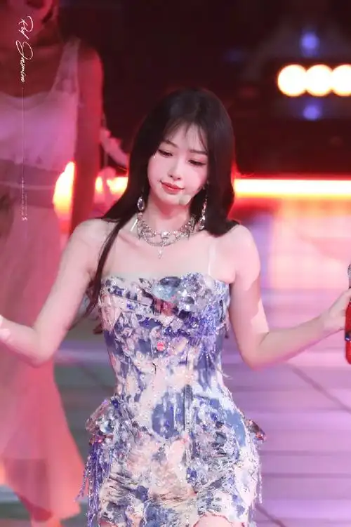 虞书欣超话#虞书欣南京演唱会#1028南京演唱会这套衣服也太闪了吧