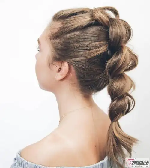 最新编发扎发详细教程 鱼骨辫扎法步骤分解图片_发型站_最新流行发型