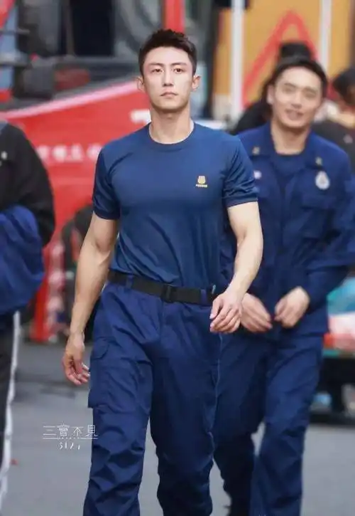 黄景瑜新片穿消防员制服化身"蓝朋友",什么都挡不住他的帅气_身材