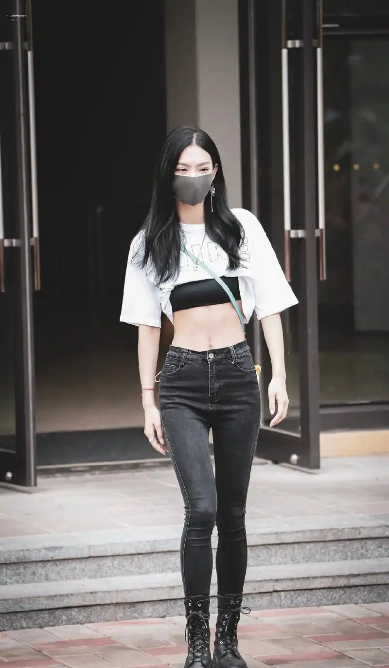 曾可妮的大长腿是太逆天了,腿型也好,笔直修长,小腿肚上没有多余的