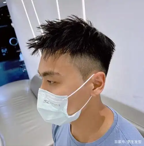 男生剪"锅盖头"太幼稚了,试试这3款潮流发型,谁剪谁帅气