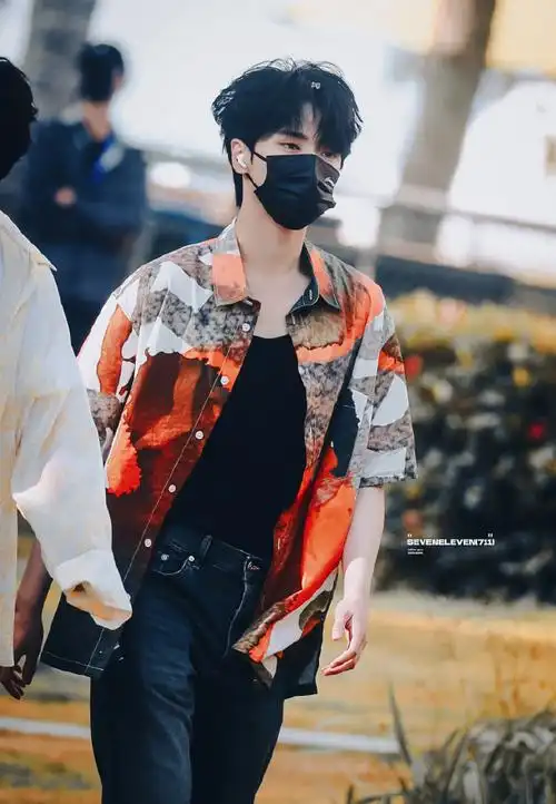 这个背心和锁骨0101  @时代少年团-严浩翔