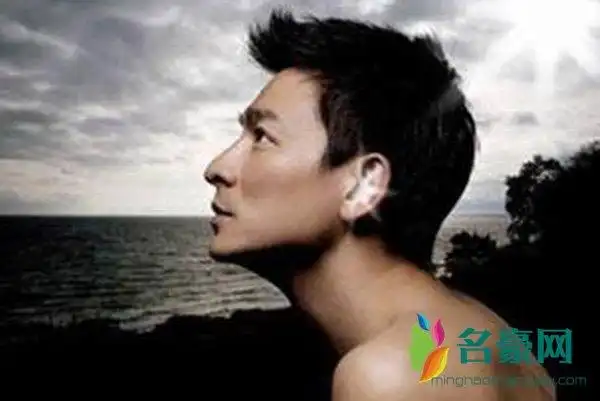 原以为刘德华只有那中三七分的中分头好看,没想到飞机头其实也很适合