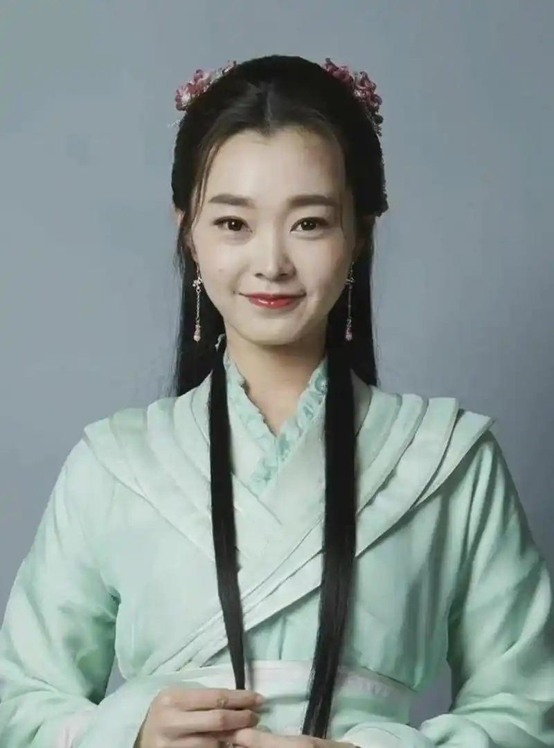 演员宋轶最近发布了一组古装剧定妆照,引起了广大网友的关注和热议.