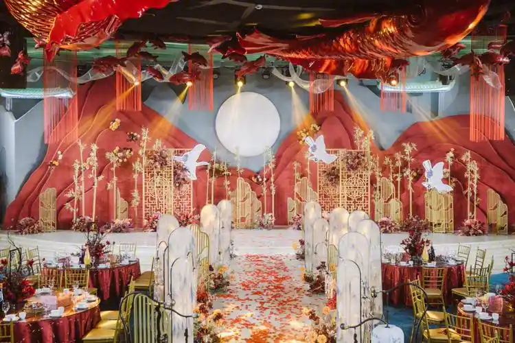 郑州婚礼酒店中国红主题下的婚纱白