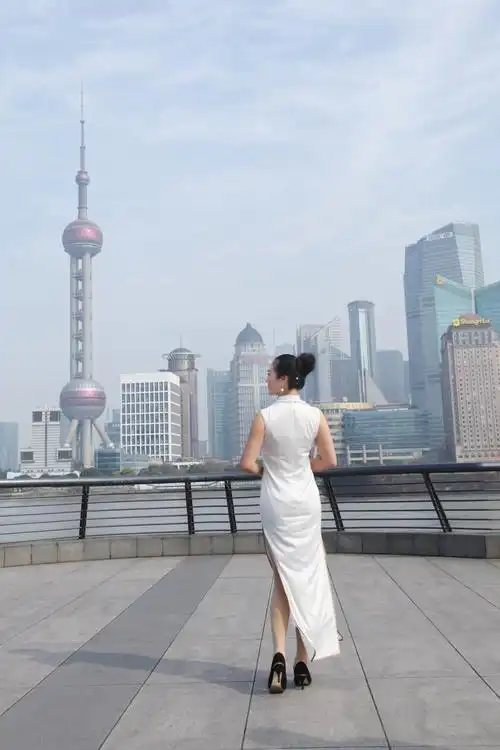 或举伞,或低眉,或侧脸,或扬头,她们的举手投足间都是如此优雅.