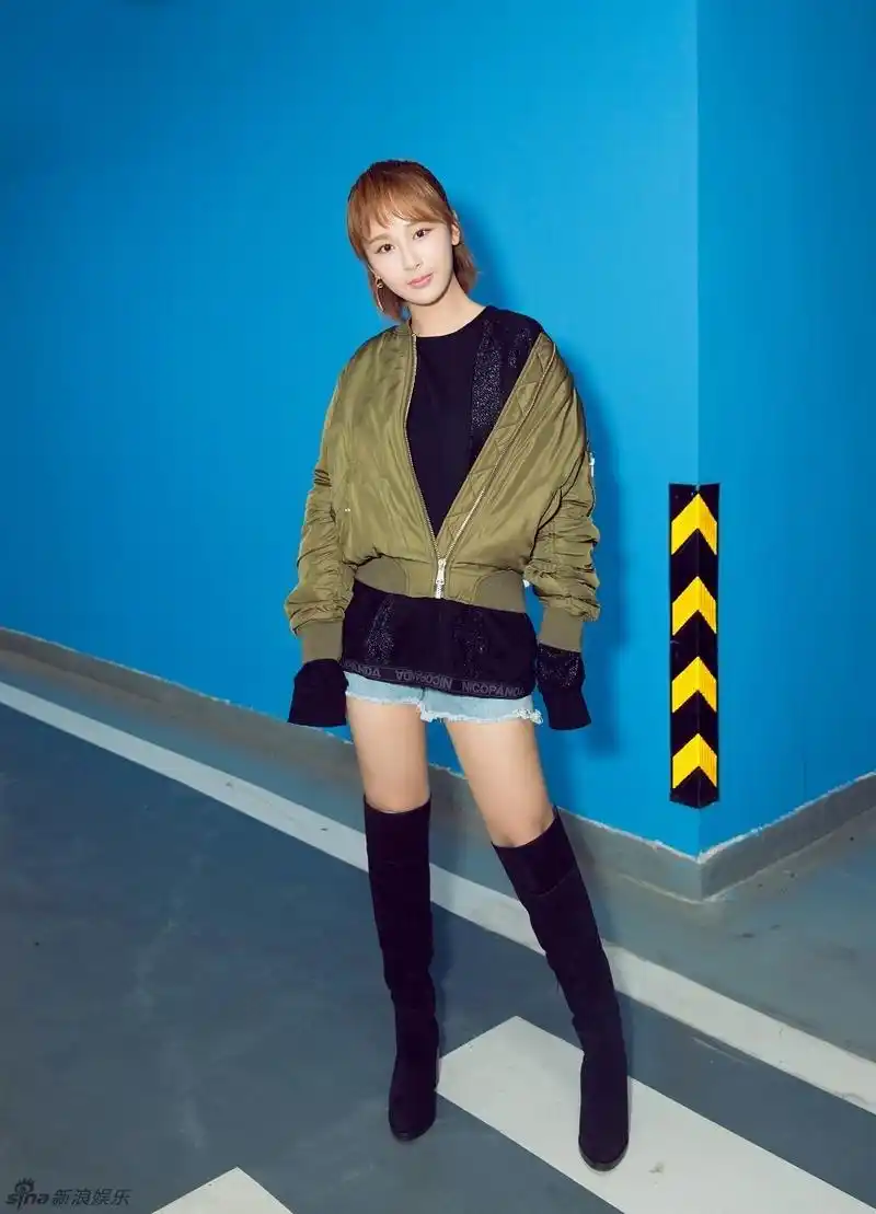 杨紫冬日潮搭大玩下衣失踪