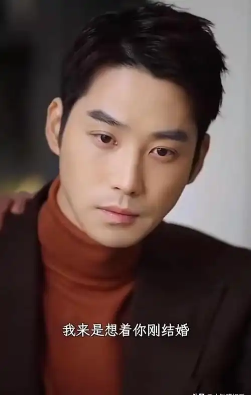 肖海洋的五官或许不是标准的美颜,但演起深情的霸道总裁来,他那种独特