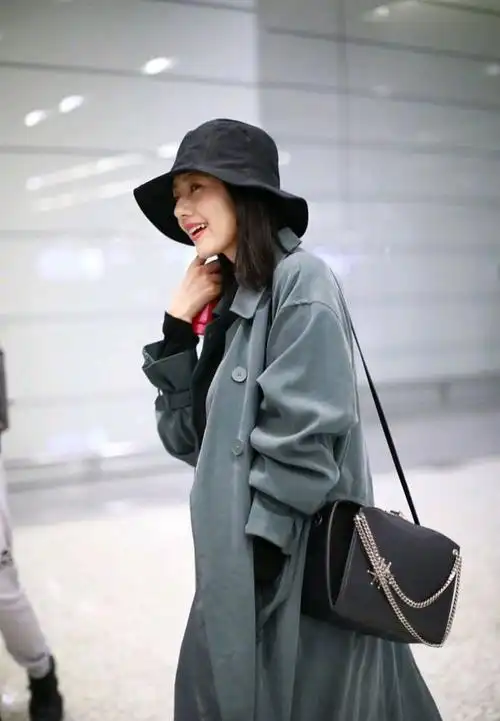 高圆圆产后状态很好身穿墨绿色大衣搭配蓝色牛仔裤减龄又时尚