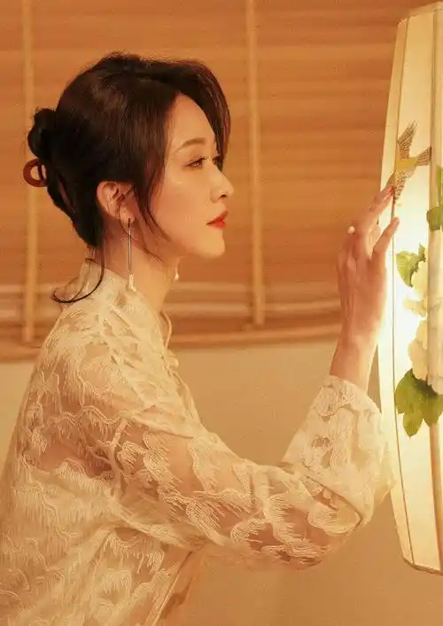 张雯古典美写真_卷发_一身_时尚