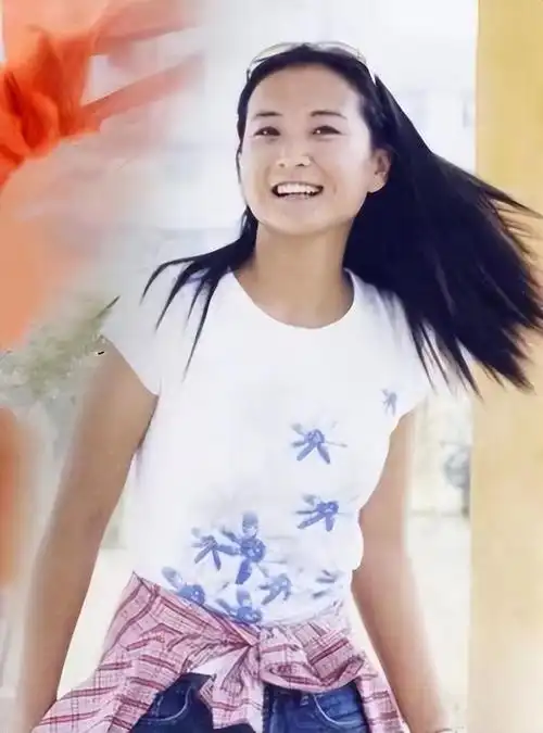 回顾贾玲成名史:母亲早逝,姐姐供她九年,为拍戏住地下室,太心酸