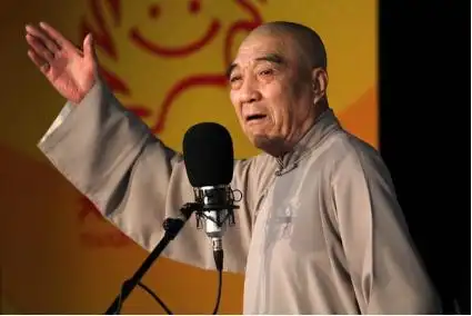 有时,为了与时俱进,我会在传统段子里融入一些当代的内容.