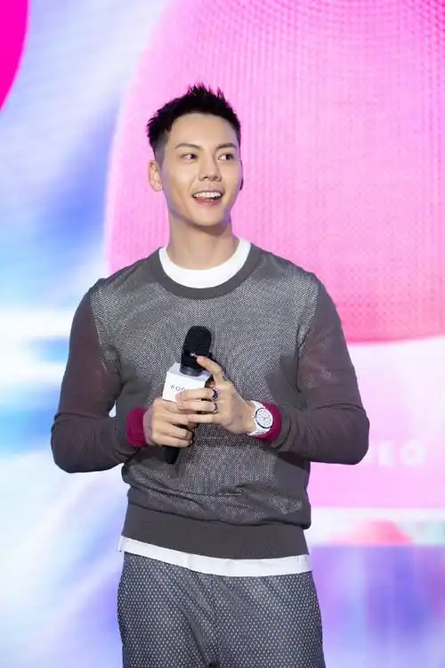 简介:陈伟霆简约帅气活动图片,分享一组陈伟霆图片给大家,图中的明星