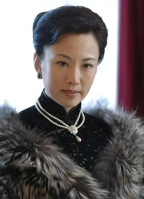 回顾演员马丽低调演戏33年嫁圈外丈夫生一子57岁风韵犹存