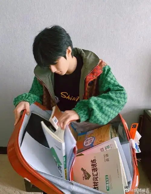 刘耀文装一箱作业##刘耀文用箱当作业的计量单位