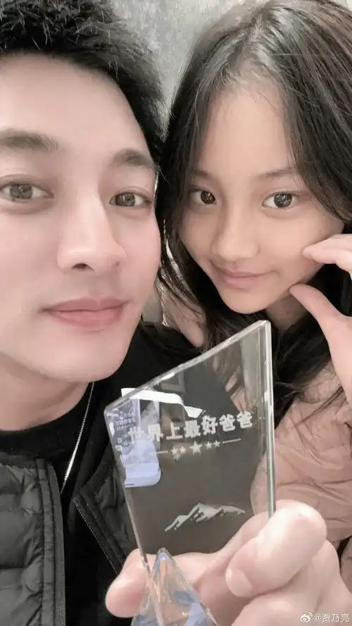 六一儿童节这天,李小璐陪女儿甜馨一起度过,孩子爸贾乃亮则是忙着直播