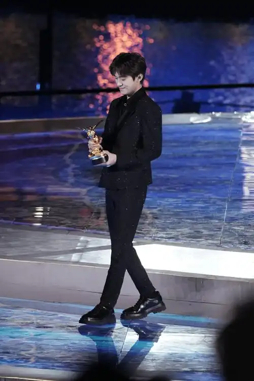 易烊千玺获得m榜年度影响力演员,红毯上为新专打广告,好乖!