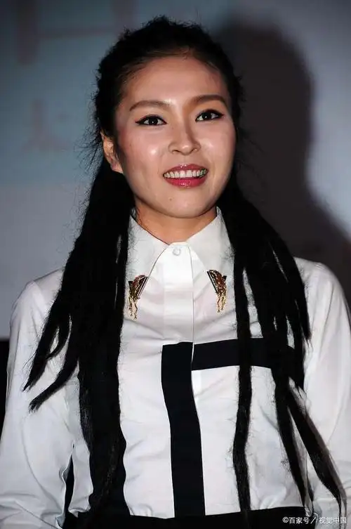 毕夏丧夫后首露面,身形消瘦显憔悴,老公刚去世就开演唱会引热议