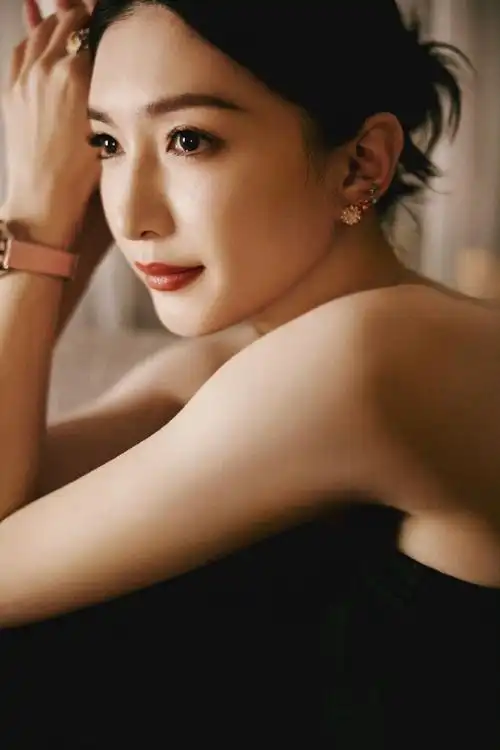 江疏影黑色抹胸长裙##江疏影好优雅