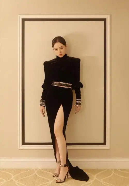 时髦精张靓颖风格百变黑色高叉长裙大秀美腿身材太迷人