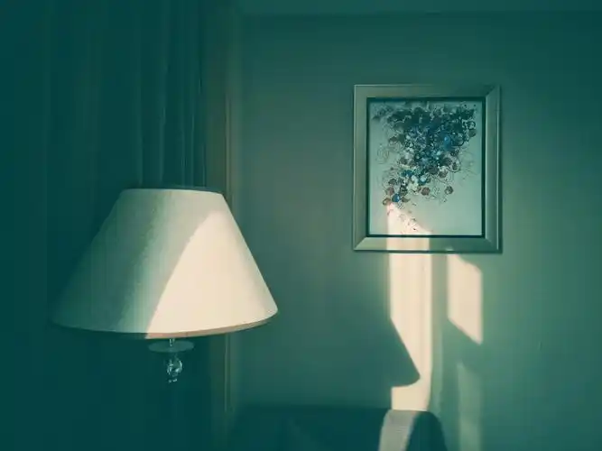 清晨第一缕阳光照进卧室