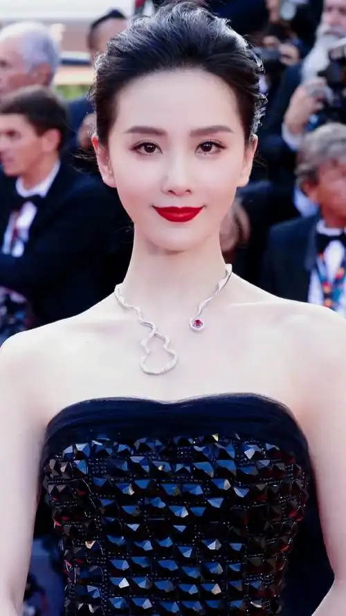 刘诗诗——淡颜系美人具备的三个特征: ①骨骼感弱,脸型多为方圆脸型