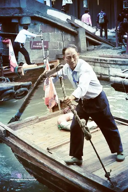 手机随拍景区的摇船人