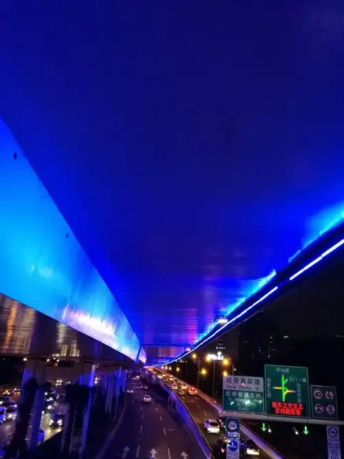 高架桥下的光影梦幻天桥