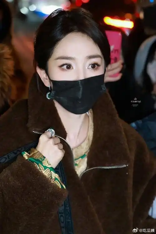 杨幂绿戒指红美甲##杨幂