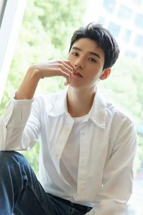 龚俊出席品牌活动造型,一身休闲装扮,干净又清爽的俊朗少年|短发|衬衫