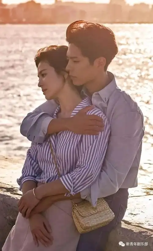 男朋友一粒剥开糖纸的软心巧克力